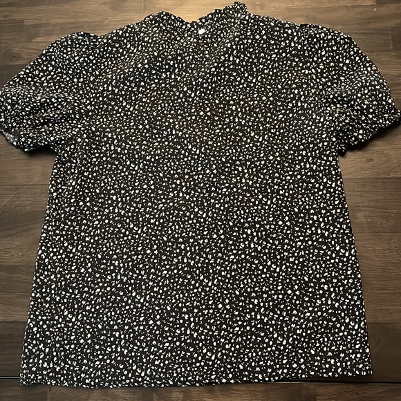 Black and white small shein shirt - Picture 2 of 4